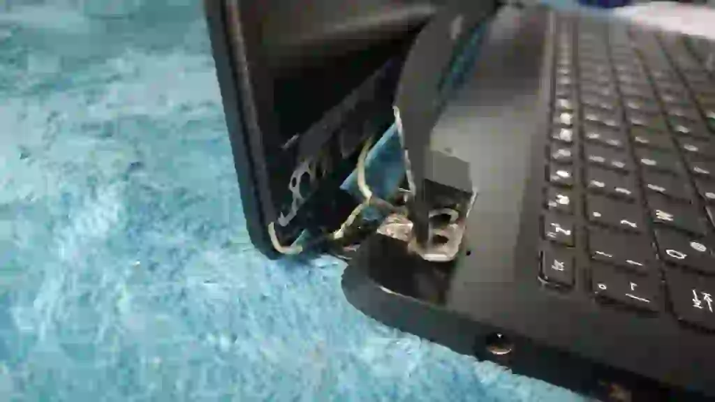 Cambiar bisagras pantalla portátil Asus X551CA paso a paso🔧 1 bisagras de pantalla portátil