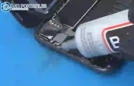 ¿Sabes reparar un Iphone? Aprende reparación de portátiles con los técnicos de Lcd Portátiles 3 LCD portatiles pegando Iphone