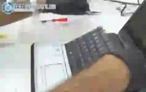 Disco duro muy caliente. Los expertos en reparación de portátiles Torremolinos te enseñan 3 LCD portatiles levantando teclado Toshiba