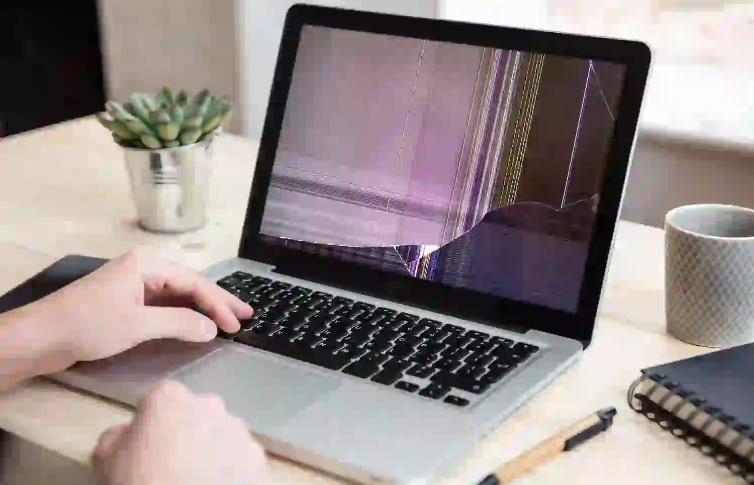 10 Señales de que tu Laptop Necesita Reparación Profesional 9 Screen Damage