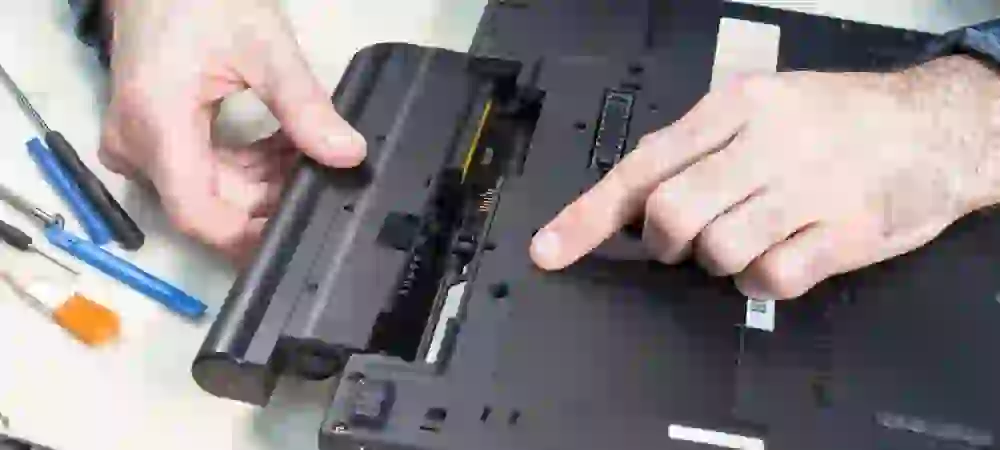 10 Señales de que tu Laptop Necesita Reparación Profesional 1 how to perform laptop battery replacement hero 11560894203174310