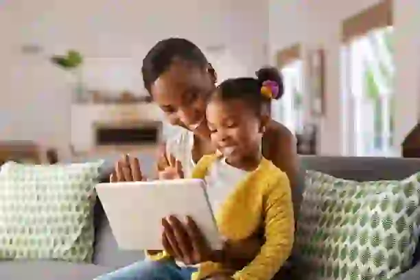 Velocidad Warp vs. Correo Postal: Por qué los routers 5G aplastan al 4G en 2024 10 A family enjoying a seamless video call on their devices