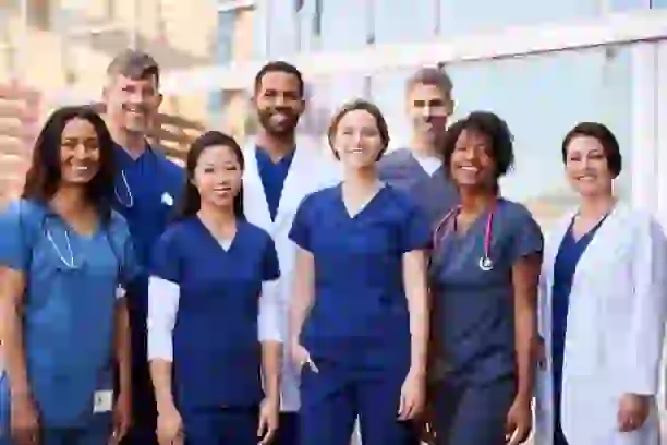 Aumento de las hospitalizaciones por infecciones respiratorias bajas en España: ¿a qué se debe? 5 A photo of a diverse group of people medical professionals