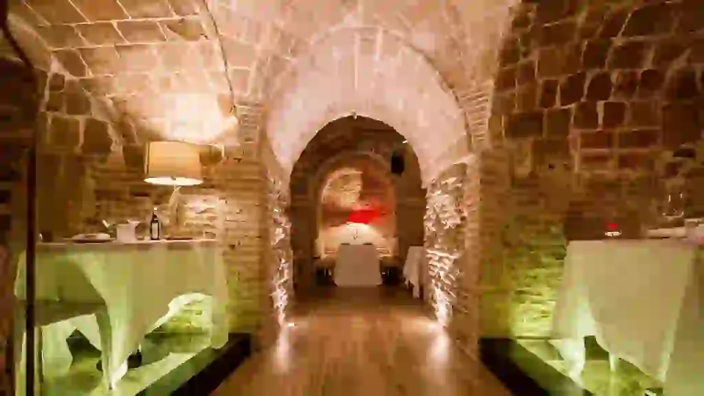 Restaurantes Ocultos en Madrid: Top 5 Joyas Gastronómicas por Descubrir 2 la bodega de los secretos Restaurantes Ocultos en Madrid?