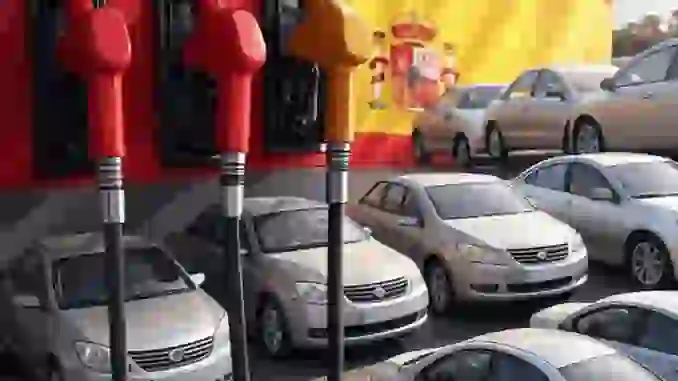 Descubre dónde está la gasolina más barata y más cara hoy en Madrid, Barcelona y otras ciudades