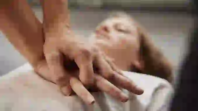 El mito de tragarse la lengua: Los expertos alertan sobre el peligro de entorpecer una reanimación adecuada