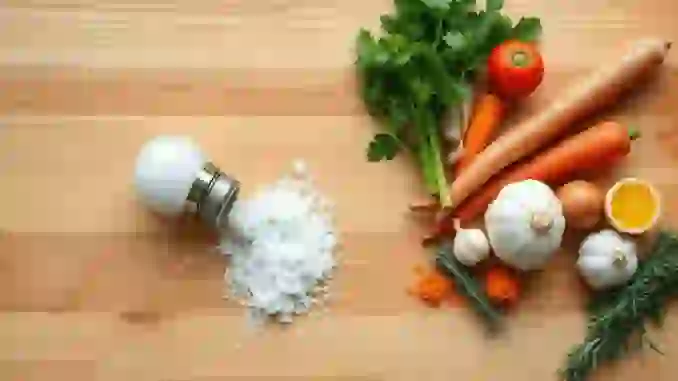 Cómo reducir el consumo de sal en la dieta diaria