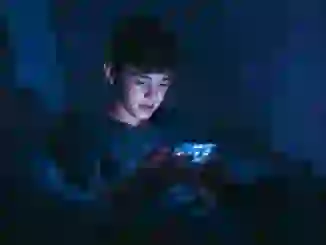 El Impacto de Ver Vídeos en la Oscuridad: Consejos de Carlos Ordinas para Proteger tu Cerebro