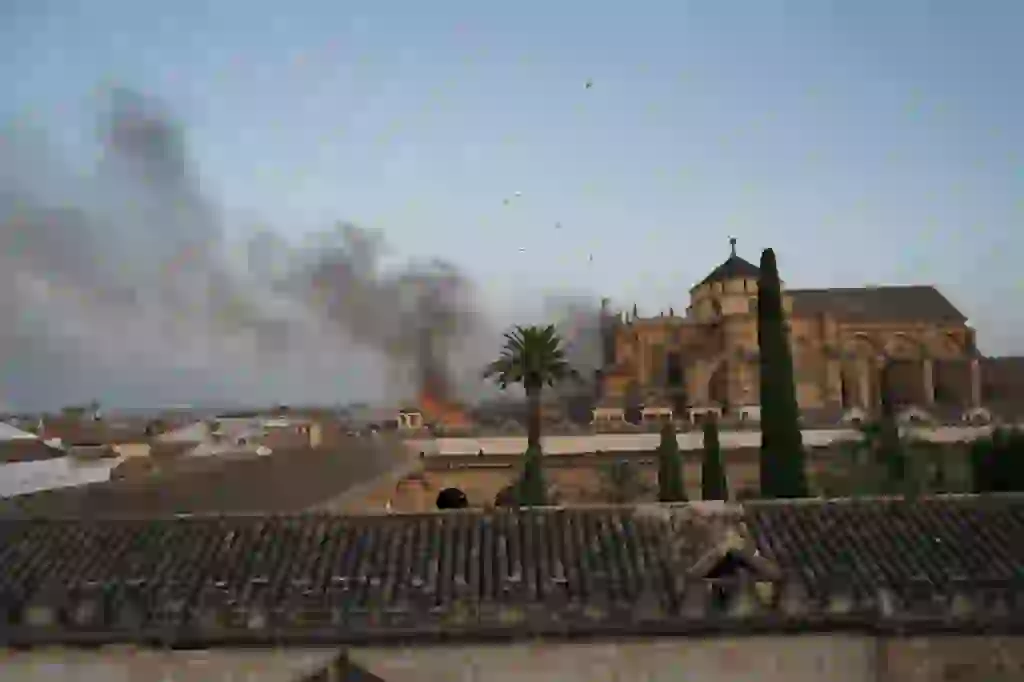 Incendio en la Mezquita-Catedral de Córdoba: Un Símbolo Histórico bajo Amenaza
