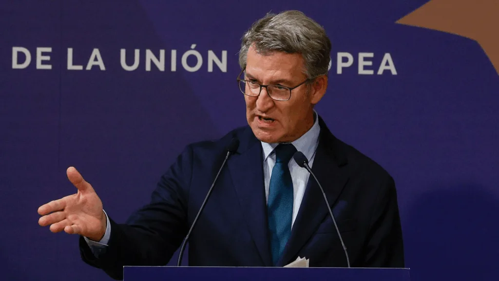 Robles acusa Feijóo de orquestar una petición coordinada del PP para atacar al Gobierno. 1 Robles acusa Feijóo de orquestar una petición coordinada del PP para atacar al Gobierno.