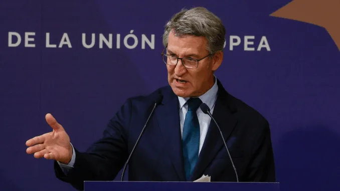 Robles accuses Feijóo de orquestar una petición coordinada del PP para atacar al Gobierno.