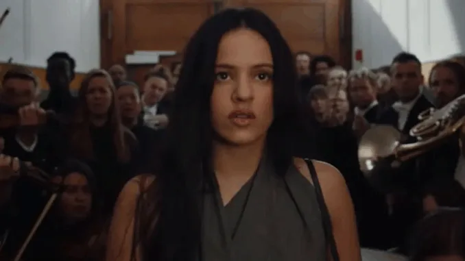 Rosalía abre las puertas de su mundo interior en Berghain: arte, símbolo y emoción