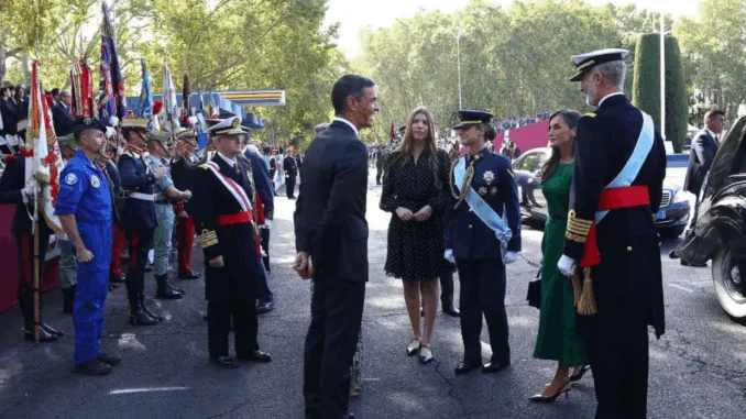 Sánchez Enfrenta Silbidos en la Fiesta Nacional Pese a su Estrategia de Perfil Bajo