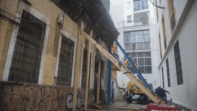 Un albergue ilegal sigue funcionando sin licencia seis meses después, mientras vuelven los temores de un nuevo derrumbe