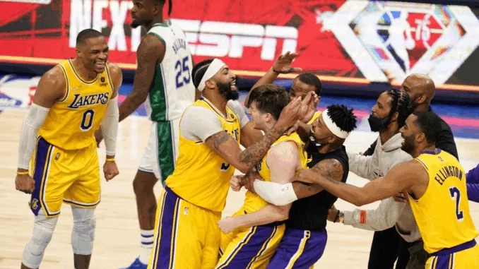 Austin Reaves lidera a los Lakers en una victoria vibrante ante los Mavericks