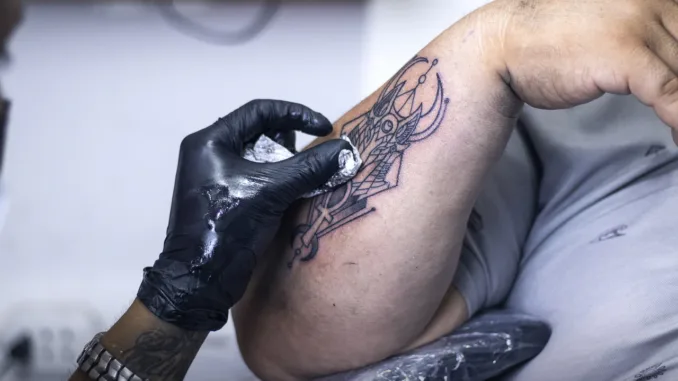 Lo que nadie te cuenta: la tinta de los tatuajes se acumula en los ganglios y puede afectar tu inmunidad