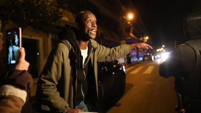 Liberado Serigne Mbaye tras su detención por un incidente con la Policía que dejó cinco agentes heridos